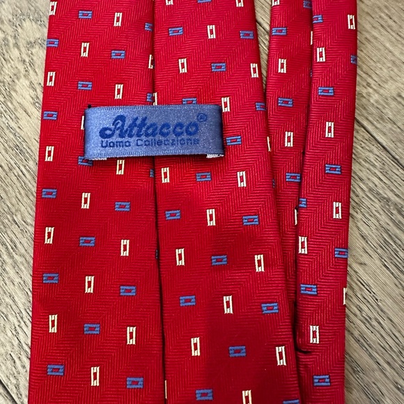 Red tie men - Picture 3 of 3